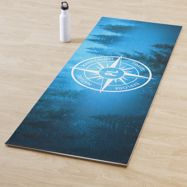 Kompass-Sternemblem Monogramm Nebel in Fichtenwald Yogamatte (Beispiel)