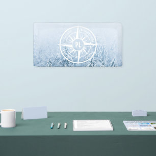 Kompass-Sternemblem monogramm Winterfichtenwald Banner
