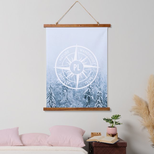 Kompass-Sternemblem monogramm Winterfichtenwald Wandteppich Mit Holzrahmen (Schlafzimmer)