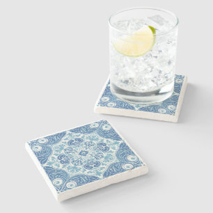 Komplexe blau-weiße Fliese mit floralem Motiv Steinuntersetzer