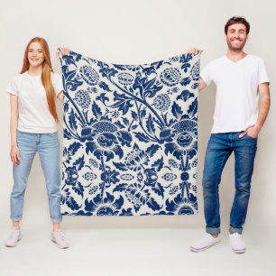 Komplexes blaues Blumenmuster auf hellem Hintergru Fleecedecke