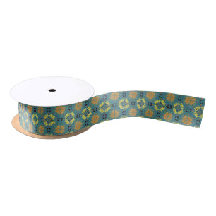 Komplexes florales und geometrisches Muster mit Or Satinband