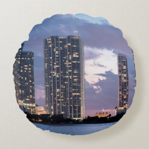 Kondominiumtürme in der Ufergegend in Miami Rundes Kissen