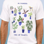 König der Pflanze Personalisiert T-Shirt<br><div class="desc">Dieses personalisierte King of Pflanze Design ist perfekt für jeden mit einem grünen Daumen oder Fingern geeignet. Es zeichnet sich durch ein lustiges Blumenmuster aus, mit bunten Kakteen, Sukkulenten und anderen Pflanze in marineblauen und kobaltblauen Pflanze. Ideal für jeden Gärtner oder jede Pflanze. Ändern Sie den Namen und den Text,...</div>