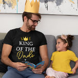 König der Väter Vatertag T-Shirt<br><div class="desc">Niedliche moderne Väter tagsüber T - Shirt mit einem königlich inspirierten Design einer Krone und den Worten "König der Väter" zusammen mit dem Namen Ihres Babys, dieses Tee wird sicher, den Kopf drehen. Ideal für besondere Anlass ist dies ein guter Weg, um die besondere Bindung zwischen einem Vater und seinem...</div>