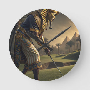 König Tut spielt Golf  Lustige alte ägyptische Kun Runde Wanduhr