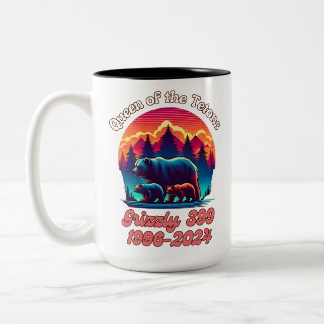 Königin der Tetons Grizzly 399 Tribute 1996-2024 Zweifarbige Tasse (Links)