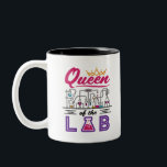 Königin des Labradors Laboratory Technician Scient Zweifarbige Tasse<br><div class="desc">Die Königin des Labrador-Designs ist ein niedliches Geschenk für Frauen,  die mit Labortechnik oder Labrador-Techniker arbeiten. Ideal für Wissenschaftlerinnen,  Chemiker oder Chemieprofessoren. Design ist eine großartige Idee für Mitarbeiter in medizinischen Laboratorien oder Medizintechnik.</div>