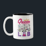 Königin des Labradors Laboratory Technician Scient Zweifarbige Tasse<br><div class="desc">Die Königin des Labrador-Designs ist ein niedliches Geschenk für Frauen,  die mit Labortechnik oder Labrador-Techniker arbeiten. Ideal für Wissenschaftlerinnen,  Chemiker oder Chemieprofessoren. Design ist eine großartige Idee für Mitarbeiter in medizinischen Laboratorien oder Medizintechnik.</div>