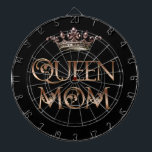 Königin Mama Dartscheibe<br><div class="desc">Mama der Königin,  zeige deinen Untertanen,  dass du der amtierende Monarch bist. Die "Königin Mama" wird in einem blendend goldenen Schriftart,  der für das Königtum geeignet ist,  prominent dargestellt. Das ist ein tolles Geschenk für die Mama am Muttertag.</div>