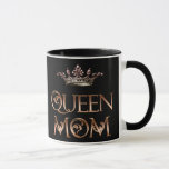 Königin Mama Tasse<br><div class="desc">Mama der Königin,  zeige deinen Untertanen,  dass du der amtierende Monarch bist. Die "Königin Mama" wird in einem blendend goldenen Schriftart,  der für das Königtum geeignet ist,  prominent dargestellt. Das ist ein tolles Geschenk für die Mama am Muttertag.</div>