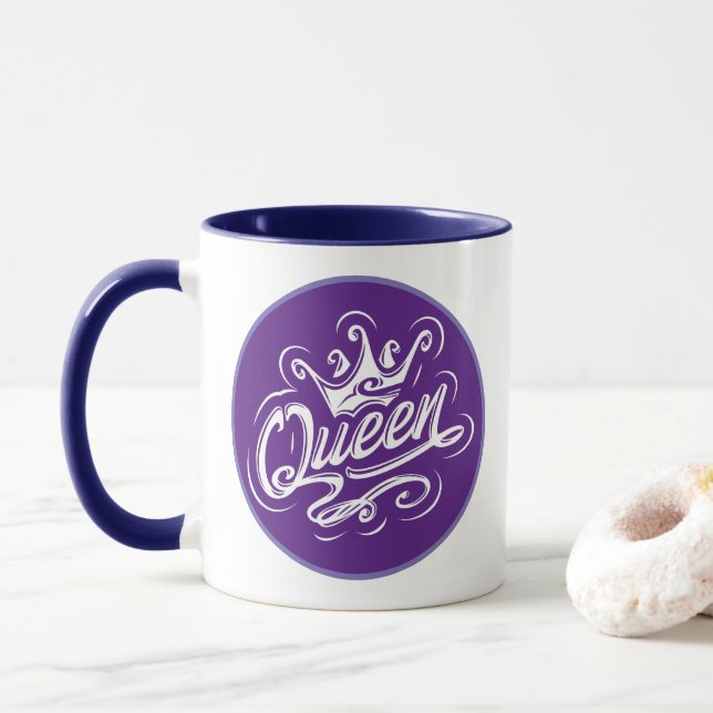 Königin mit Krone, Typografie-Design Tasse (Mit Donut)