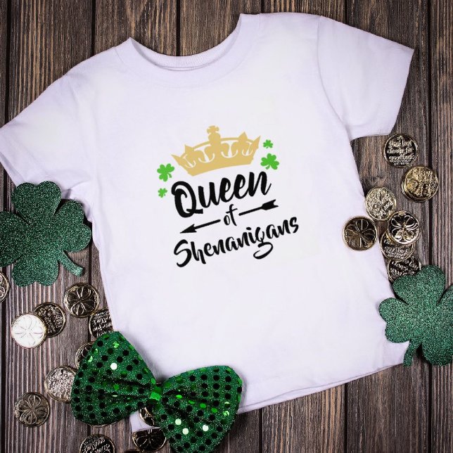Königin von Shenanigans St. Patrick's Day T-Shirt (Von Creator hochgeladen)