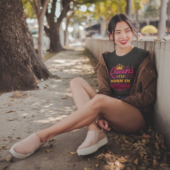 Königinnen sind Geboren im Oktober Imitats Glitzer T-Shirt (Von Creator hochgeladen)