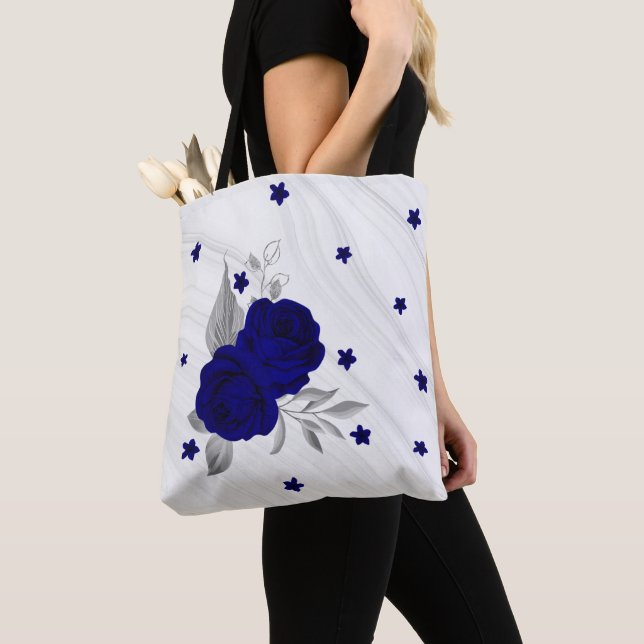Königlich blaue Blumen silberne Blätter Marmortasc (Von Nahem)
