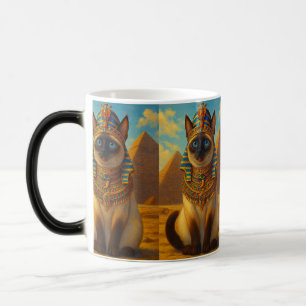 Königliche ägyptische Pharaonenkatze in der Wüste Verwandlungstasse