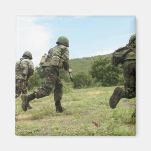 Königliche thailändische Marinesoldaten hetzen Magnet