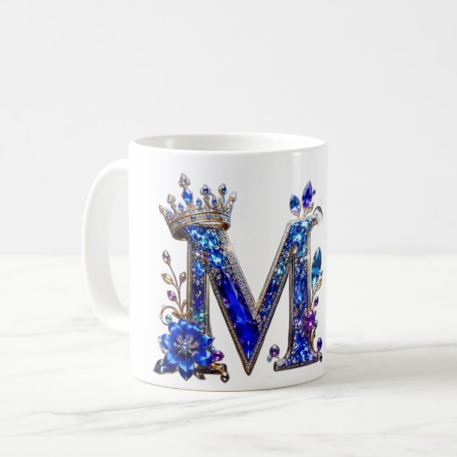 Königliches Saphir-Kristall-M-Kronen-Monogramm Kaffeetasse (Vorderseite Links)
