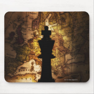 Königschachstück auf Weltskarte Mousepad