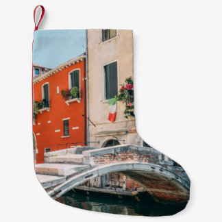KONKRETE BRÜCKE AM WEISSEN GEBÄUDE KLEINER WEIHNACHTSSTRUMPF