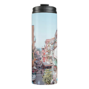 KONKRETE GEBÄUDE AUS BROWUND UND WEISS THERMOSBECHER