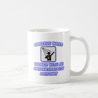 Konservieren Sie Wasser. Dusche mit Anästhesisten- Kaffeetasse