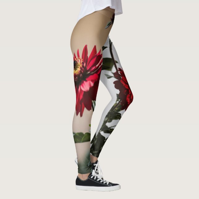 "Kontrast in Blüte: Schwarze und Rote Blume" Leggings (Rechts)