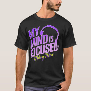 Konzentration auf die Herstellung von Musik im Ret T-Shirt