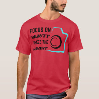 Konzentriere dich auf Schönheit und friere den Mom T-Shirt