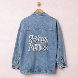 Konzentrieren Sie sich auf die Fragen Jeansjacke