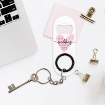 Koordinator für Hochzeitsplaner Mini Flaschenöffner<br><div class="desc">Der Schlüsselanhänger Bottle Opener von Wedding Planner ist ein eleganter und praktischer Sake für den modernen Hochzeitsveranstalter. Dieses trendige Accessoire verbindet stilvolles minimalistisches Design mit einer Touch Spaß und eignet sich hervorragend, um nach einer erfolgreichen Planung einen Festtagsdrink zu trinken, der für jeden Hochzeitskoordinator ein angenehmes und funktionales Geschenk macht!...</div>