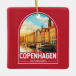 Kopenhagen Dänemark Reisekunst Vintag Keramikornament<br><div class="desc">Kopenhagener Retrovektorraumdesign. Kopenhagen,  die dänische Hauptstadt,  liegt auf den Küsteninseln Seeland und Amager. Die Öresund-Brücke verbindet Malmo in Südschweden.</div>