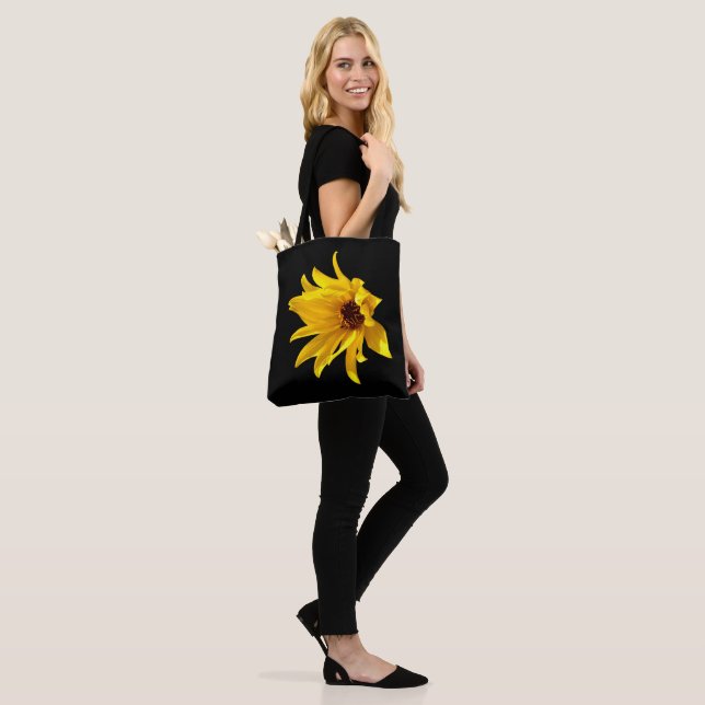 Kopf des gelben Helenium All Over Print Bags (Am Model)