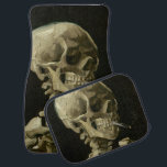 Kopf des Skeletts mit Zigarette durch Van Gogh Autofußmatte<br><div class="desc">Kopf eines Skeletts mit brennender Zigarette durch Vincent van Gogh, Öl auf Leinwand 1886, ist eine gemalte Ölstudie eines menschlichen Schädels und des oberen Skeletts, in dessen Mund der Künstler eine brennende Zigarette einfügte und einen Effekt produzierte, der makaber und humorvoll ist. Vermutlich gemalt, während Van Gogh in der Akademie...</div>