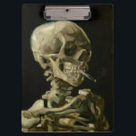 Kopf des Skeletts mit Zigarette durch Van Gogh Klemmbrett<br><div class="desc">Kopf eines Skeletts mit brennender Zigarette durch Vincent van Gogh, Öl auf Leinwand 1886, ist eine gemalte Ölstudie eines menschlichen Schädels und des oberen Skeletts, in dessen Mund der Künstler eine brennende Zigarette einfügte und einen Effekt produzierte, der makaber und humorvoll ist. Vermutlich gemalt, während Van Gogh in der Akademie...</div>