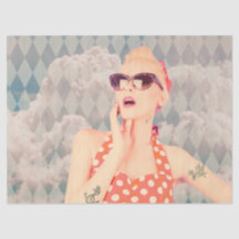 Kopf in den Wolken Pin Up Stil Retro Mädchen