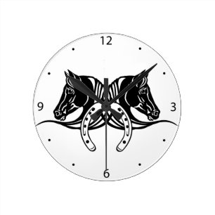 Kopf von zwei schwarzen Pferden und Hufeisen Runde Wanduhr