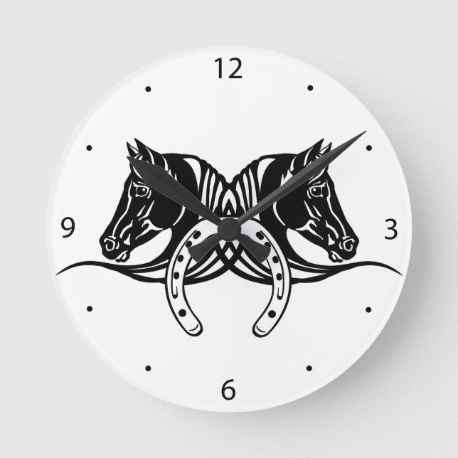 Kopf von zwei schwarzen Pferden und Hufeisen Runde Wanduhr (Vorderseite)