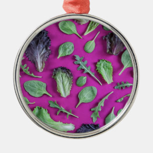 Kopfsalat-Grüntöne auf Lila Ornament Aus Metall