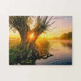 Kopfweide an einem nebligen Fluss bei Sonnenaufgan Puzzle