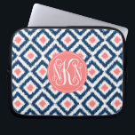 Koralle des Monogramm-3-Letter und blaues Ikat Laptopschutzhülle<br><div class="desc">Stilvolle und ChicAusrüstungsbeschreibungen ein buntes und trendy Diamanten ikat Muster und können mit Ihrem Monogramm,  Initiale,  Namen oder jedem möglichem Text Ihrer Wahl für ein perfektes kundenspezifisches Geschenk personalisiert sein!</div>
