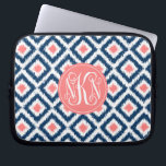 Koralle des Monogramm-3-Letter und blaues Ikat Laptopschutzhülle<br><div class="desc">Stilvolle und ChicAusrüstungsbeschreibungen ein buntes und trendy Diamanten ikat Muster und können mit Ihrem Monogramm,  Initiale,  Namen oder jedem möglichem Text Ihrer Wahl für ein perfektes kundenspezifisches Geschenk personalisiert sein!</div>
