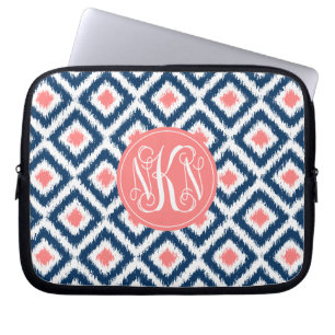 Koralle des Monogramm-3-Letter und blaues Ikat Laptopschutzhülle