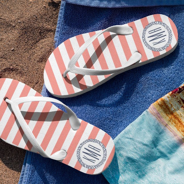 Koralle und Navy Nautical Strip Preppy Monogram Flip Flops (Von Creator hochgeladen)