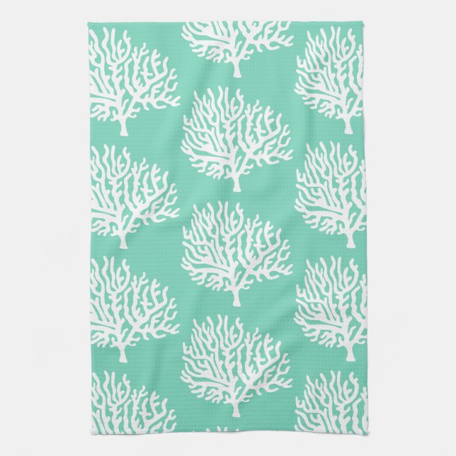 Korallen- und Meerglasgrün an der Küste Geschirrtuch (Vertikal)