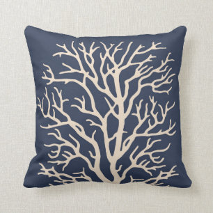 Korallenbaum in der Creme auf dunklem Marine-Blau Kissen
