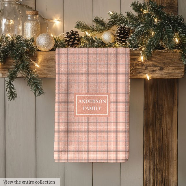 Korallenkariertes Geschirrtuch mit individuellem N (Coral Plaid Dish Towel Custom Name Chic Accent)