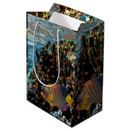 Korallenriff mit Feuerkorallen und exotischen Fisc Mittlere Geschenktüte