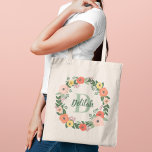 Korallenrosa Blumengrün Monogramm Wreath Tragetasche<br><div class="desc">Whimsical Blumen individuelle Tote Tasche Design zeigt schöne Aquarellfarben Blume und Grün in einem runden Kranz, der Ihren eigenen Monogramm-Namen und Initial umrahmt. Die Farbtöne Rosa, Korallenorange, Gelb und Violett sind mit üppigen Salbei- und dunkelgrünen Blättern und Blätter gestaltet. Schenken Sie Ihren Brautmädchen und anderen Mitgliedern Ihres Brautparty ein schönes...</div>