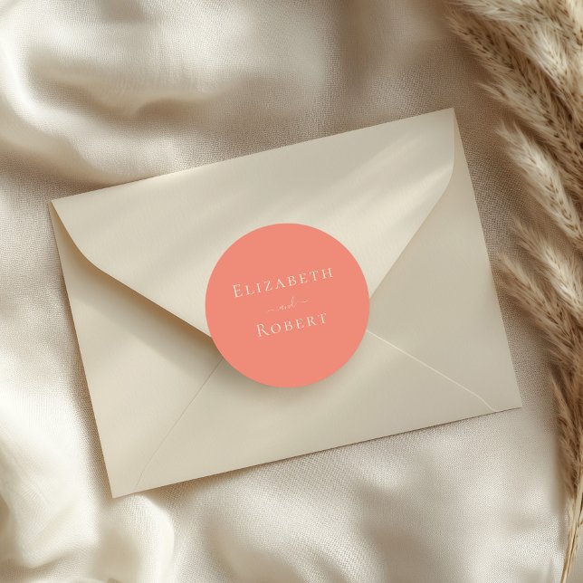 Korallenrosa Einfache Minimalistische Paarbezeichn Runder Aufkleber (Coral Pink Simple Minimalist Couple Names Wedding Classic Round Sticker on a small envelope.)